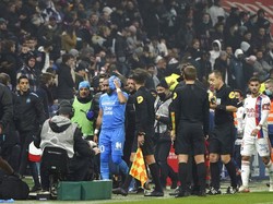 Bukan cuma Payet yang meninggalkan lapangan. Wasit meminta pemain kedua kubu masuk ruang ganti. (Foto: AP/Laurent Cipriani)