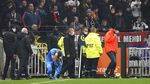 Detik-detik Dimitri Payet Kena Timpukan Botol oleh Suporter
