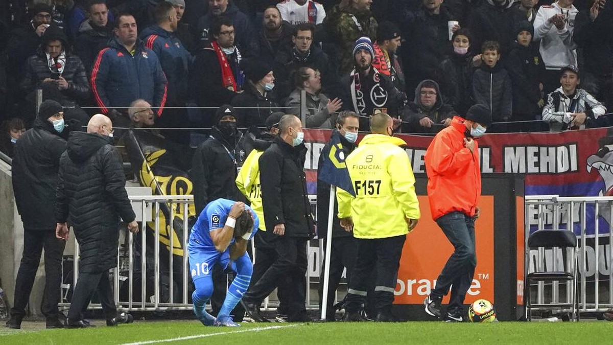 Payet terkena timpukan botol. (Foto: AP/Laurent Cipriani)