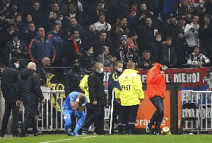 Detik-detik Dimitri Payet Kena Timpukan Botol oleh Suporter