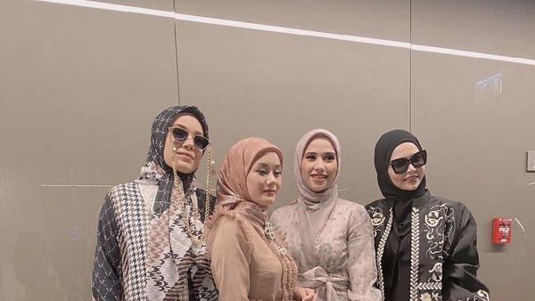8 Foto Cantiknya Dewi Sandra dan Dinda Hauw Jadi Model di Dubai Fashion Week