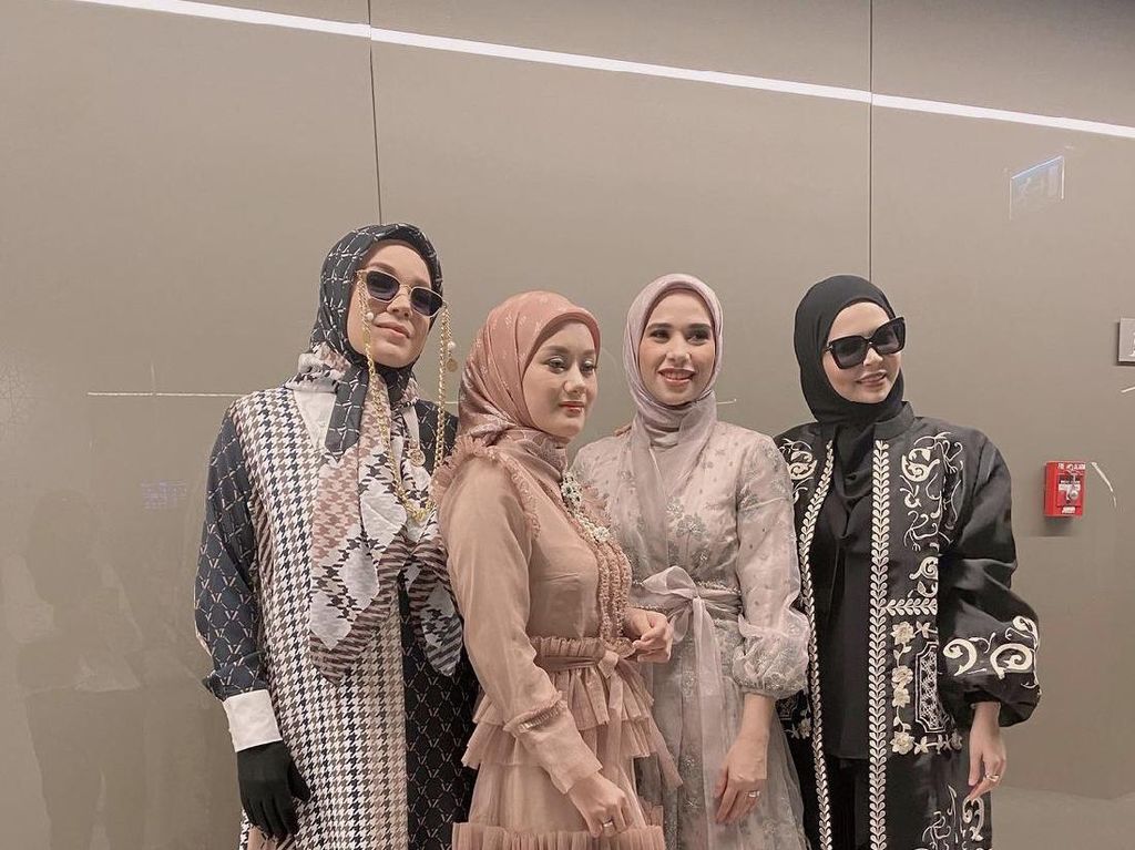 8 Foto Cantiknya Dewi Sandra dan Dinda Hauw Jadi Model di Dubai Fashion Week