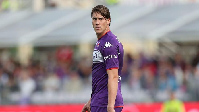 FLORENCE, ITALY - OCTOBER 31: Dusan Vlahovic of ACF Fiorentina looks on during the Serie A match between ACF Fiorentina and Spezia Calcio at Stadio Artemio Franchi on October 31, 2021 in Florence, Italy.  (Photo by Gabriele Maltinti/Getty Images)