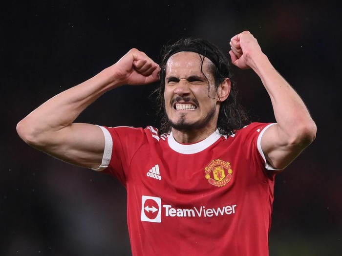 MANCHESTER, ENGLAND - SEPTEMBER 29: Edinson Cavani of Manchester United celebrates their side's victory after the UEFA Champions League group F match between Manchester United and Villarreal CF at Old Trafford on September 29, 2021 in Manchester, England. (Photo by Laurence Griffiths/Getty Images)