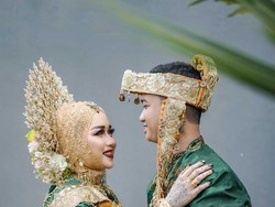 Viral Pengantin Menikah Sambil Sekolah, Hari-H Sibuk Zoom dan Kerjakan Tugas