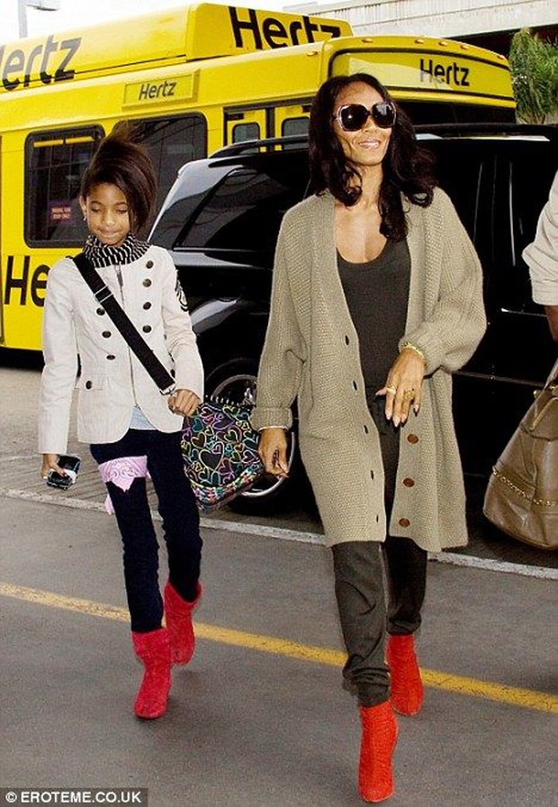 Foto: pinterest.com/Daily Mail Gaya Willow Smith yang matching dengan ibunya/