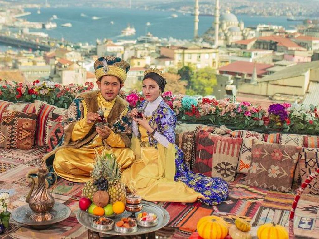 Kocak! Foto Liburan di Turki, Crazy Rich Malang Disebut Mirip Logo Mie Instan Kocak! Foto Liburan di Turki, Crazy Rich Malang Disebut Mirip Logo Mie Instan