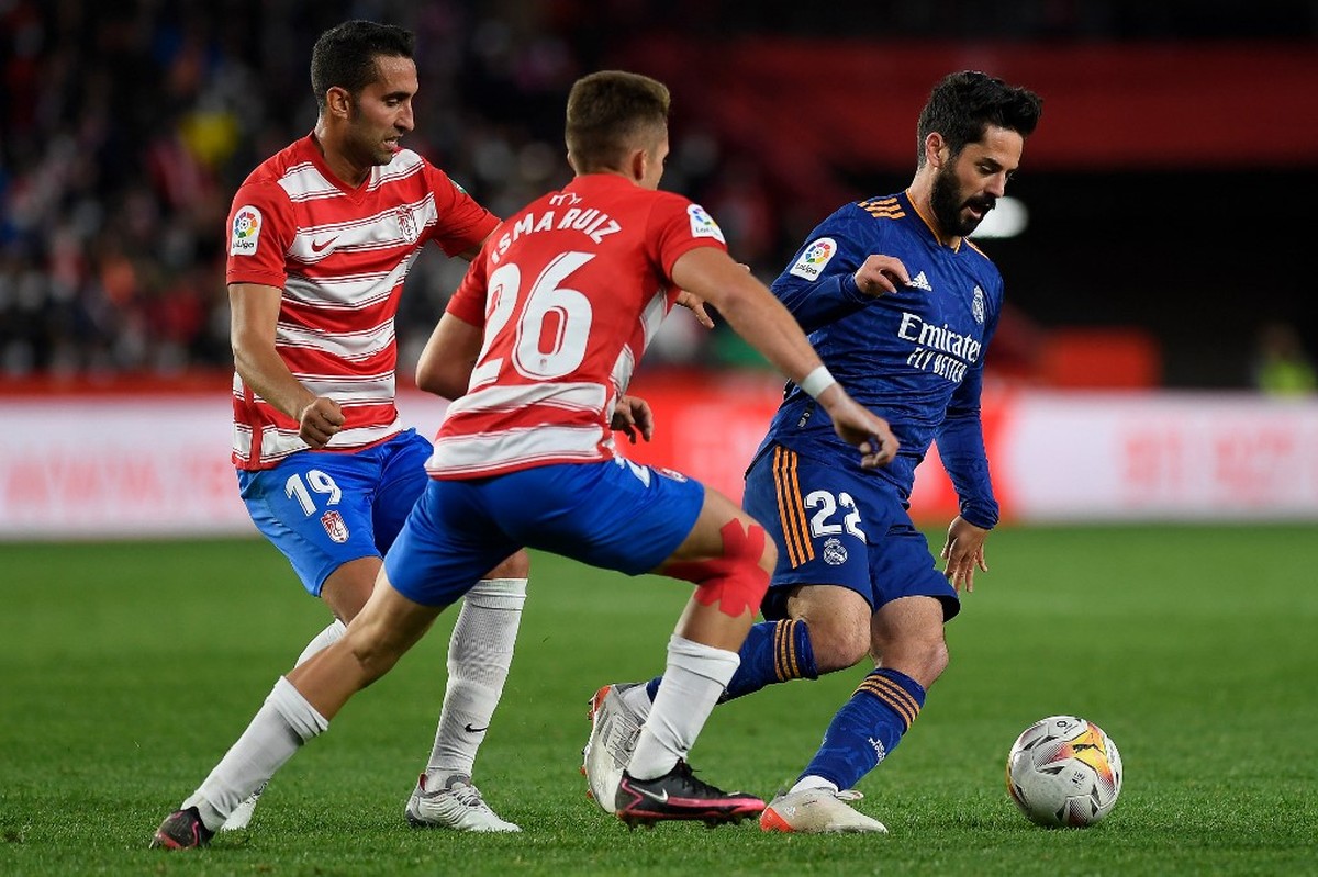 Isco menolak melanjutkan pemanasan saat Madrid mengalahkan Granada? (Foto: AFP/JORGE GUERRERO)