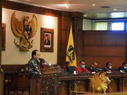 Pekerja Migran Bali Sulit ke LN Gegara Syarat Vaksin, Koster Telepon Luhut