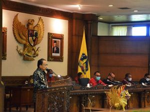 Pekerja Migran Bali Sulit ke LN Gegara Syarat Vaksin, Koster Telepon Luhut