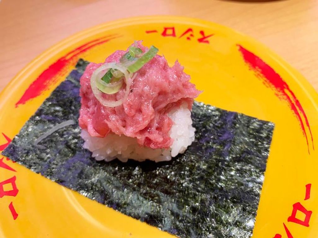 Gurih Asin! Makan Sushi Ternyata Enak Ditaburi Garam