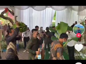 Kocak! Pengantin Ini Dapat Kado Pohon Pisang hingga Bebek Hidup Kocak! Pengantin Ini Dapat Kado Pohon Pisang hingga Bebek Hidup