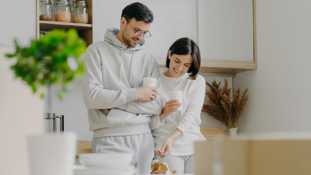Ilustrasi pasangan suami istri mengenakan sweatshirt