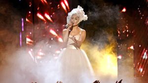 8 Potret Cantiknya Jennifer Lopez bak Pengantin di American Music Awards 2021