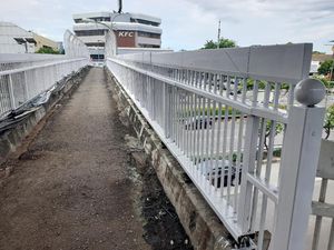 detikcom Do Your Magic: Pemprov DKI Mulai Cat JPO di Jl MT Haryono yang Kusam