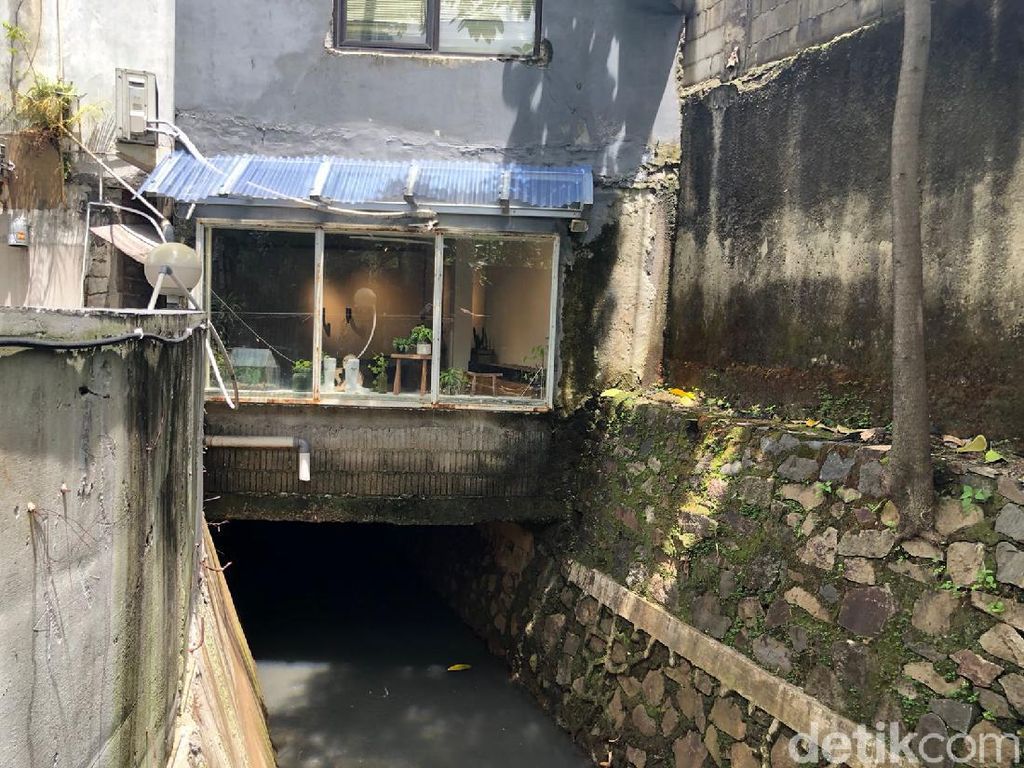 Pemilik Diminta Bongkar, Kafe di Atas Saluran Air Kemang Masih Beroperasi