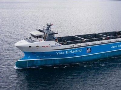 Kapal Peti Kemas Listrik Ini Berlayar Tanpa Awak Lho
