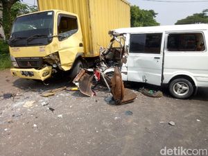 Mobil Rombongan Pelayat di Pasuruan Ditabrak Truk, Belasan Emak-emak Luka