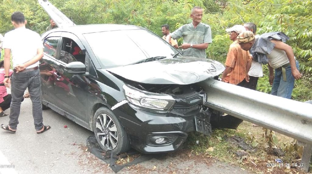 Penampakan Besi Pembatas Jalan Tembus Mobil Saat Kecelakaan Maut di Aceh