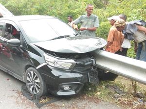 Ngeri Banget! Honda Brio Tertusuk Besi Pembatas Jalan, Tembus dari Depan ke Belakang