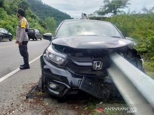 3 Fakta Kecelakaan Berujung Bodi Mobil Ditembus Besi Pembatas Jalan