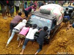 Longsor Putuskan Jalur Mamasa-Polman Sulbar, 500 Kendaraan Tertahan