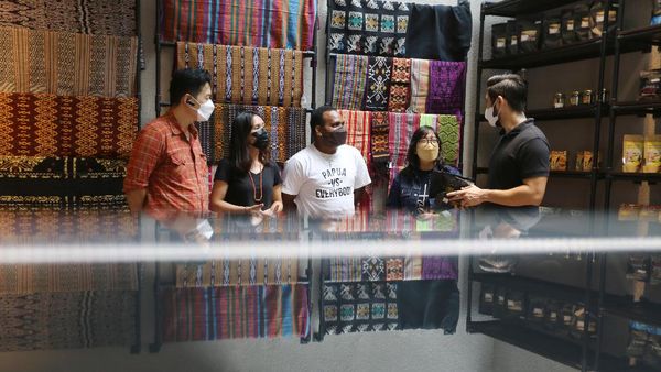 Kerja Keras untuk Pendidikan Anak-anak di Pelosok