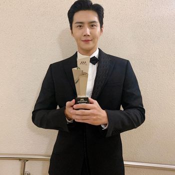 Kim Seon Ho memenangkan dua penghargaan popularitas pada AAA 2021