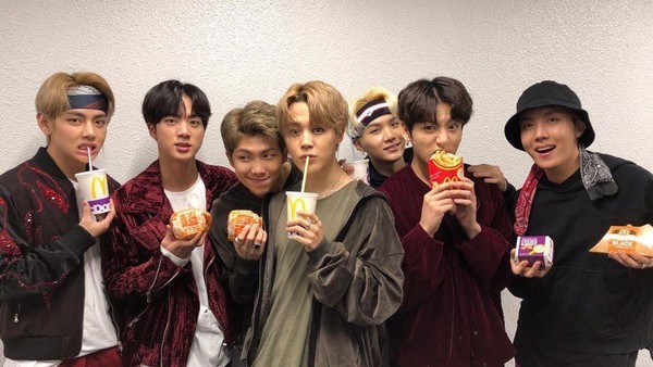 Kompaknya Kulineran BTS, Artist of the Year American Music Awards 2021