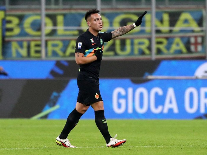 MILAN, ITALY - NOVEMBER 21: Lautaro Martinez of FC Internazionale celebrates after scoring their sides third goal during the Serie A match between FC Internazionale and SSC Napoli at Stadio Giuseppe Meazza on November 21, 2021 in Milan, Italy. (Photo by Marco Luzzani/Getty Images)