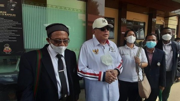 Komdis Asosiasi Provinsi PSSI Jawa Timur (Jatim) resmi melaporkan Bambang Suryo, David, Billy, dan Anshori ke Polda Jawa Timur, Senin (22/11/2021). Mereka dilaporkan atas dugaan suap di Liga 3.