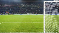 Pada prosesnya, pertandingan pun dihentikan dengan status suspended akibat ulah suporter. (Foto: AP/Laurent Cipriani)