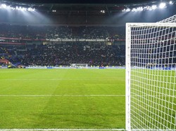 Pada prosesnya, pertandingan pun dihentikan dengan status suspended akibat ulah suporter. (Foto: AP/Laurent Cipriani)