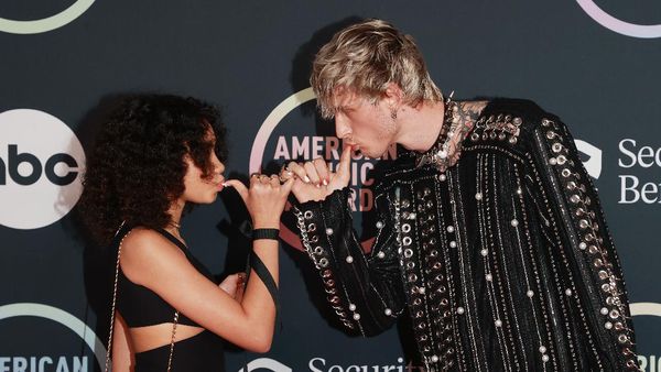 Machine Gun Kelly Gandeng Anak ke AMA 2021, Megan Fox ke Mana?