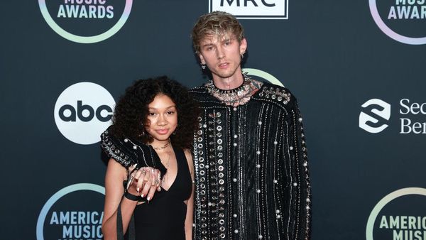 Foto: Gaya Kompak Machine Gun Kelly dan Putrinya, Tak Ajak Megan Fox ke AMAs