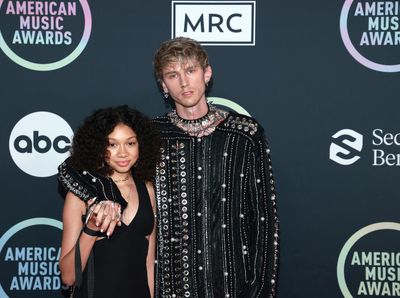 Foto: Gaya Kompak Machine Gun Kelly dan Putrinya, Tak Ajak Megan Fox ke AMAs