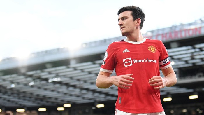 MANCHESTER, ENGLAND - OCTOBER 24: Harry Maguire of Manchester United looks on during the Premier League match between Manchester United and Liverpool at Old Trafford on October 24, 2021 in Manchester, England. (Photo by Michael Regan/Getty Images)