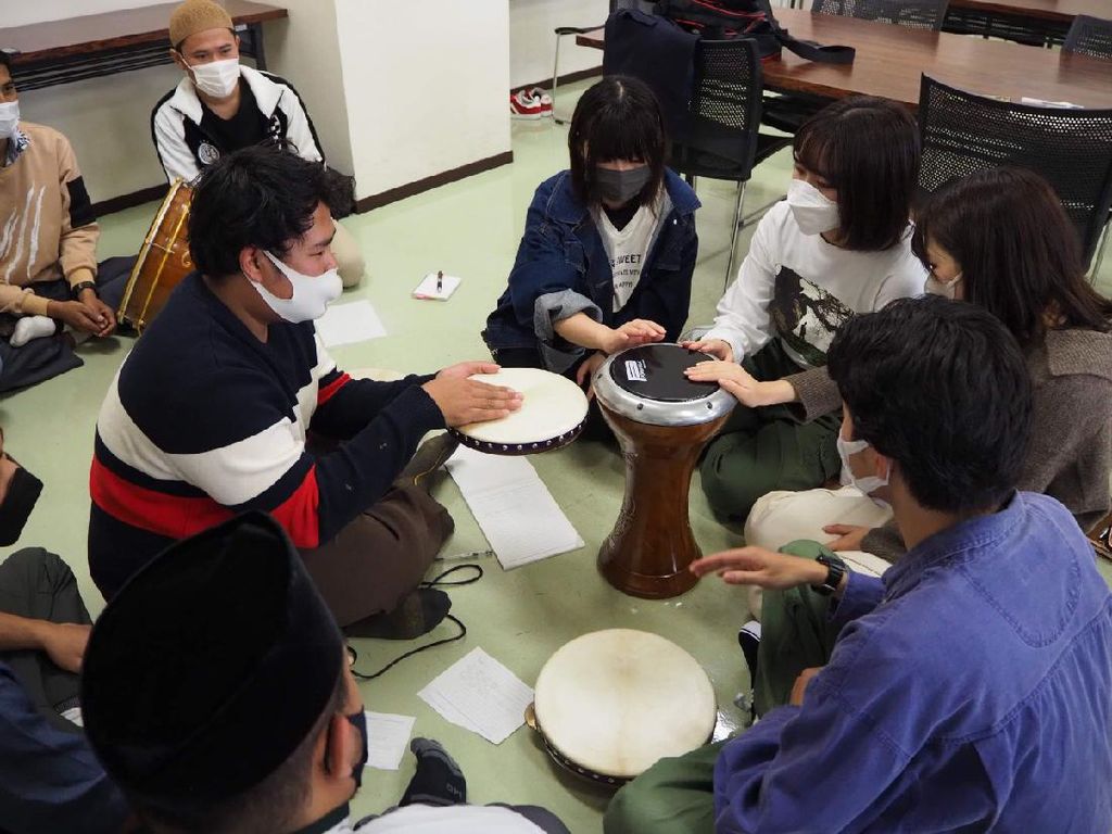 Wow! Dosen-Mahasiswa Jepang Belajar Seni Hadrah bareng PCINU