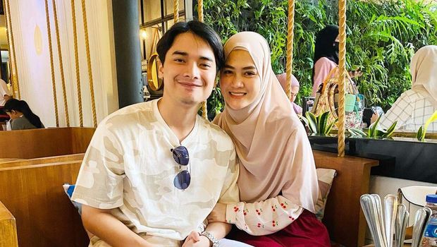 Pernikahan Alvin Faiz dan Henny Rahman sedang jadi sorotan usai isi chat percakapan mereka diduga selingkuh beredar. Yuk intip!