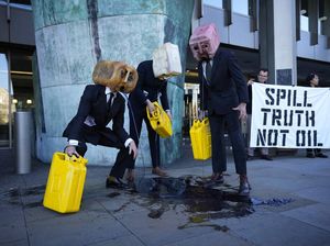 Manusia Kepala Jerigen Buang Limbah di Trotoar London, Ada Apa?