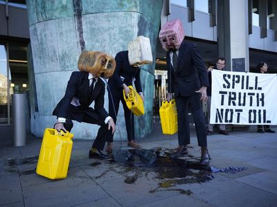 Manusia Kepala Jerigen Buang Limbah di Trotoar London, Ada Apa?