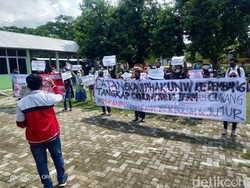 Massa Demo Tolak Hasil Seleksi Perangkat 13 Desa di Rembang