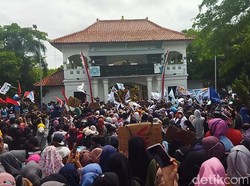 Massa Buruh di Brebes Demo Protes UMK Naik Rp 18 Ribu