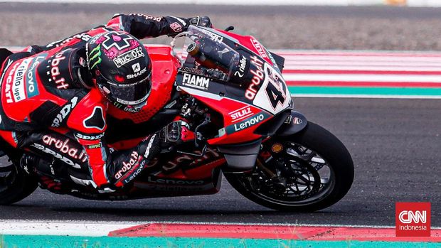 Pembalap Aruba.it Ducati, Scott Redding mengaku senang bisa balapan di Sirkuit Mandalika. Duel sengit dengan Jonathan Rea pada akhir pekan kemarin diakui sebagai salah satu balapan terbaiknya di ajang World Superbike (WSBK). ( CNN Indonesia/ Adi Ibrahim)