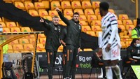 Lihat saja kekompakan mereka ketika menginstruksikan pemain. (Foto: Getty Images/Pool)