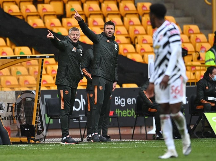 WOLVERHAMPTON, ENGLAND - MAY 23: Ole Gunnar Solskjaer, Manager of Manchester United and Michael Carrick, assistant manager of Manchester United gives their team instructions  during the Premier League match between Wolverhampton Wanderers and Manchester United at Molineux on May 23, 2021 in Wolverhampton, England. A limited number of fans will be allowed into Premier League stadiums as Coronavirus restrictions begin to ease in the UK. (Photo by Andy Rain - Pool/Getty Images)