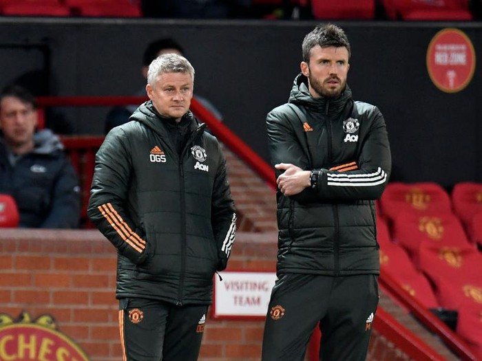 MANCHESTER, ENGLAND - MAY 13: Ole Gunnar Solskjaer, Manager of Manchester United and Michael Carrick, First Team Coach look on during the Premier League match between Manchester United and Liverpool at Old Trafford on May 13, 2021 in Manchester, England. Sporting stadiums around the UK remain under strict restrictions due to the Coronavirus Pandemic as Government social distancing laws prohibit fans inside venues resulting in games being played behind closed doors. (Photo by Peter Powell - Pool/Getty Images)