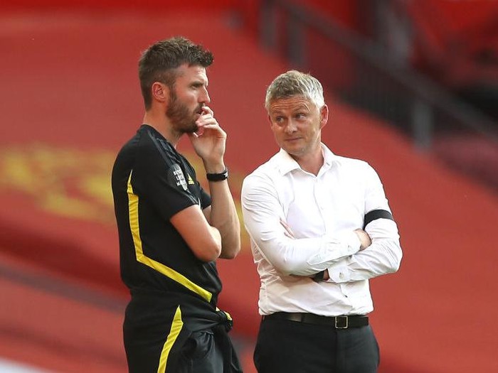 MANCHESTER, ENGLAND - JUNE 24: Ole Gunnar Solskjaer, Manager of Manchester United speaks to Michael Carrick, Manchester United coach during the Premier League match between Manchester United and Sheffield United at Old Trafford on June 24, 2020 in Manchester, England. (Photo by Martin Rickett/Pool via Getty Images)