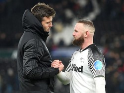 Seperti Ole, Carrick juga punya keterkaitan erat dengan MU karena pernah jadi bagian skuad di masa jayanya. Ini momen Carrick bersama Wayne Rooney, legenda lainnya dari MU. (Foto: Getty Images/Michael Regan)