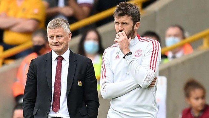 WOLVERHAMPTON, ENGLAND - AUGUST 29: Ole Gunnar Solskjaer, Manager of Manchester United looks on alongside Michael Carrick, First Team Coach of Manchester United during the Premier League match between Wolverhampton Wanderers  and  Manchester United at Molineux on August 29, 2021 in Wolverhampton, England. (Photo by Michael Regan/Getty Images)